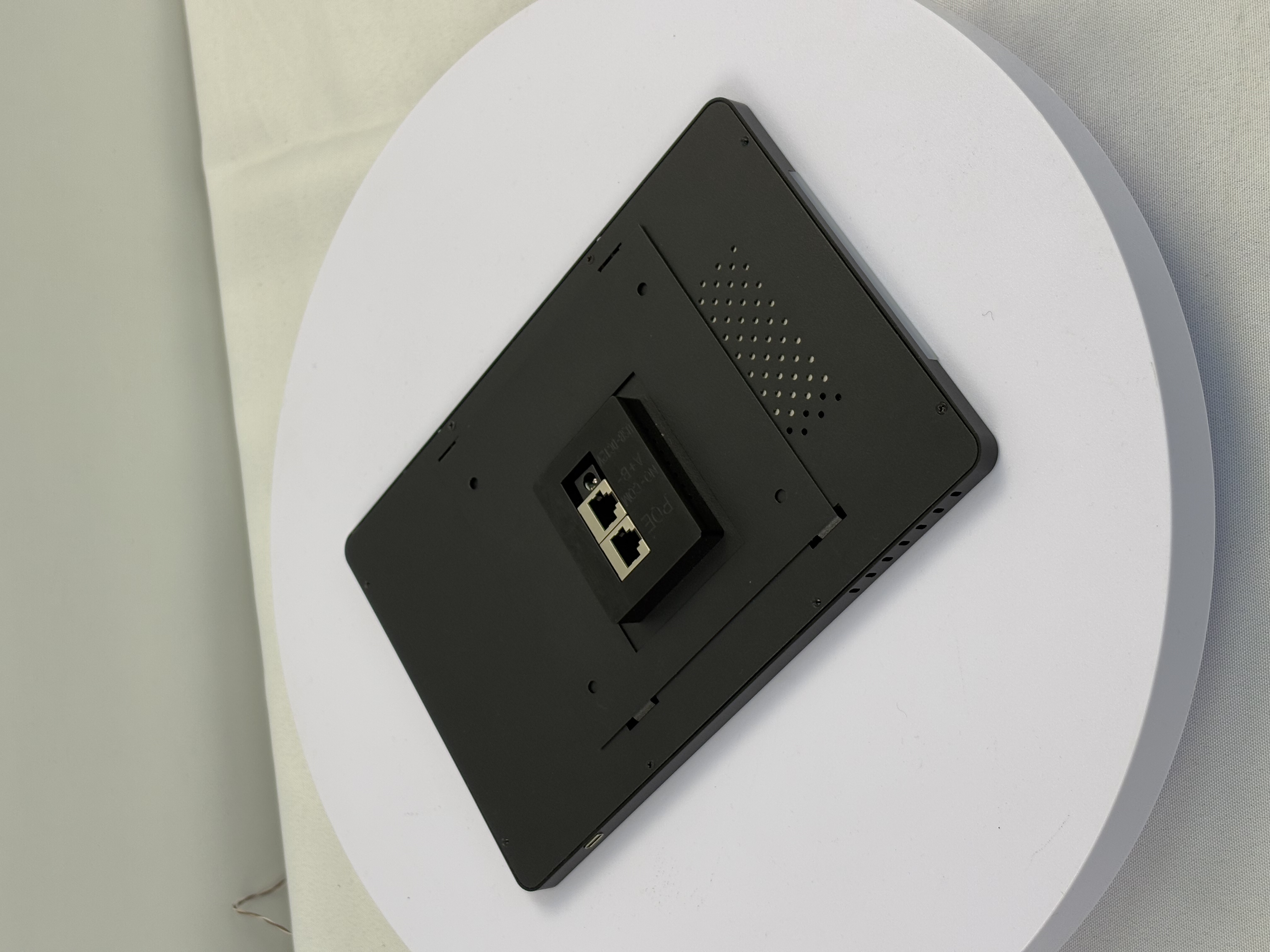 谷一科技批量发运会议室电子门牌 赋能企业智能办公新升级